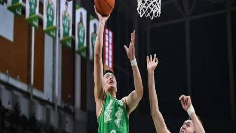 “王楚钦食堂打饭引关注，全红婵助力引发热议，网友评论笑料不断”